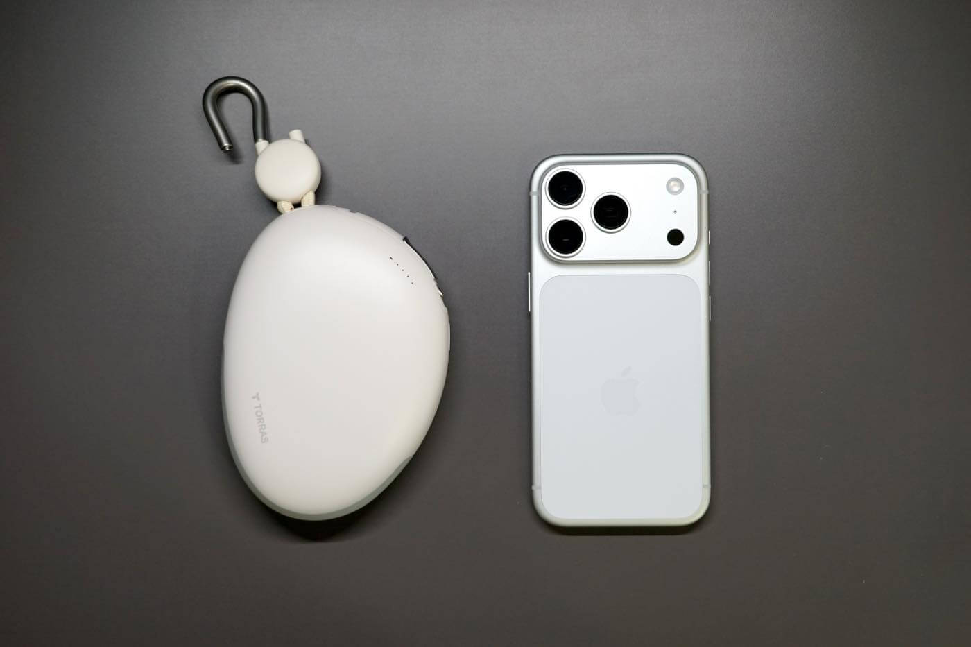 『TORRAS FlexLine Pebble モバイルバッテリー』レビュー|カラビナ&巻き取り式ケーブル内蔵でカバンやベビーカーに吊り下げたまま充電可能