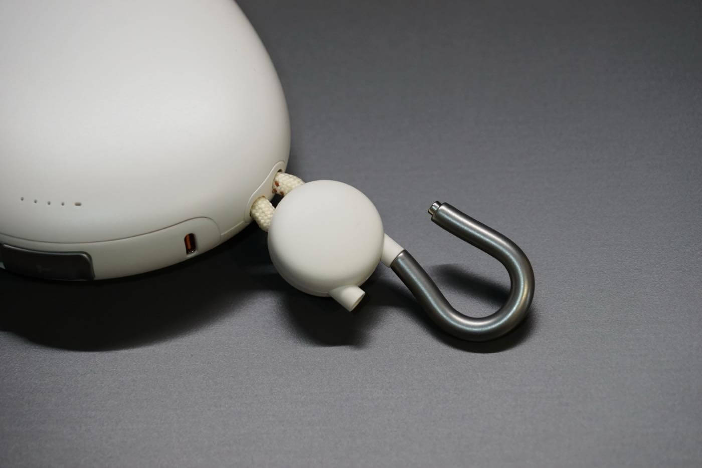 『TORRAS FlexLine Pebble モバイルバッテリー』レビュー|カラビナ&巻き取り式ケーブル内蔵でカバンやベビーカーに吊り下げたまま充電可能