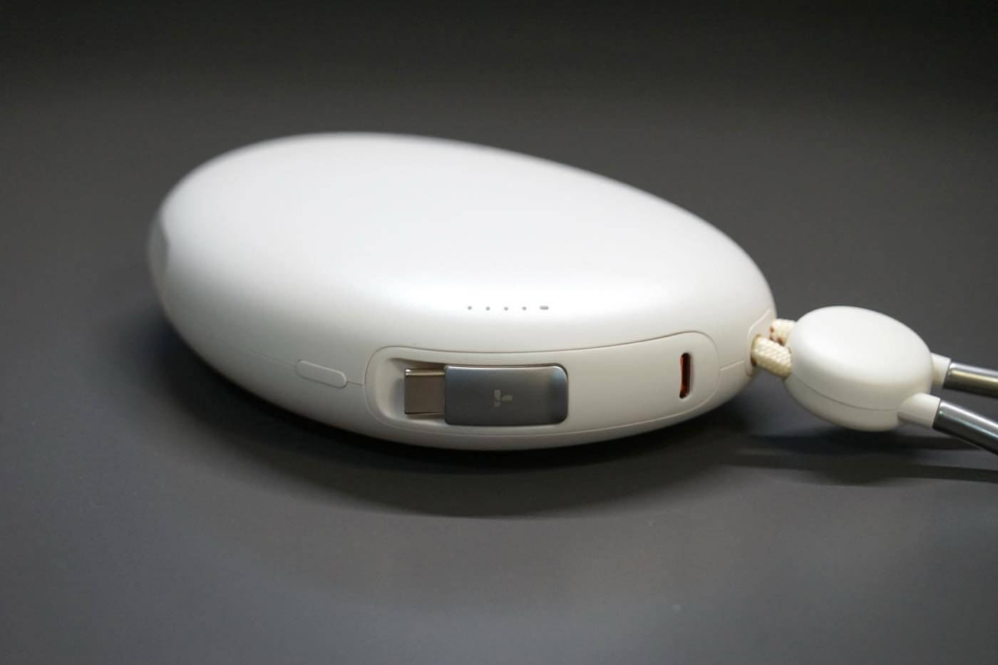 『TORRAS FlexLine Pebble モバイルバッテリー』レビュー|カラビナ&巻き取り式ケーブル内蔵でカバンやベビーカーに吊り下げたまま充電可能