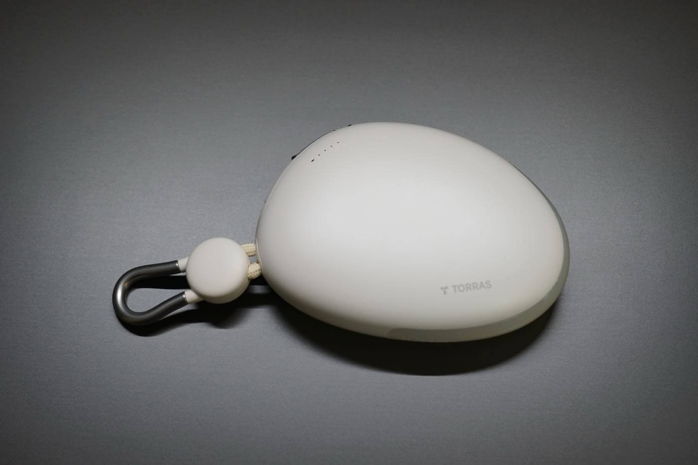 『TORRAS FlexLine Pebble モバイルバッテリー』レビュー|カラビナ&巻き取り式ケーブル内蔵でカバンやベビーカーに吊り下げたまま充電可能