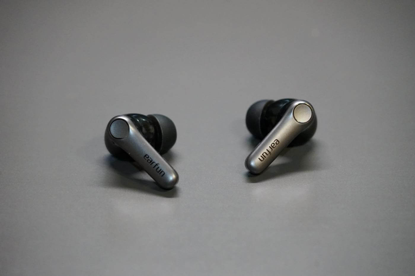 「EarFun Air Pro 4+」 レビュー|ハイブリッド型ドライバー搭載 & 多彩なコーデックに対応したワイヤレスイヤホン