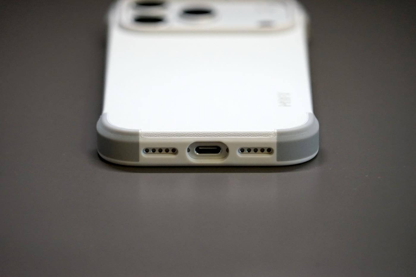 『MOFT MagSafe対応バイカラーケース』レビュー|側面を覆わないオープンデザインが特徴の「iPhone 17 Pro」用ケース