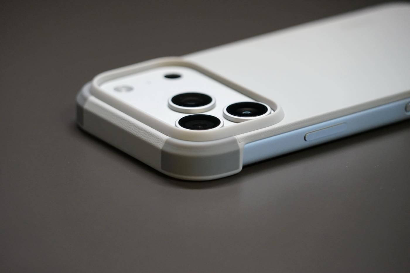 『MOFT MagSafe対応バイカラーケース』レビュー|側面を覆わないオープンデザインが特徴の「iPhone 17 Pro」用ケース