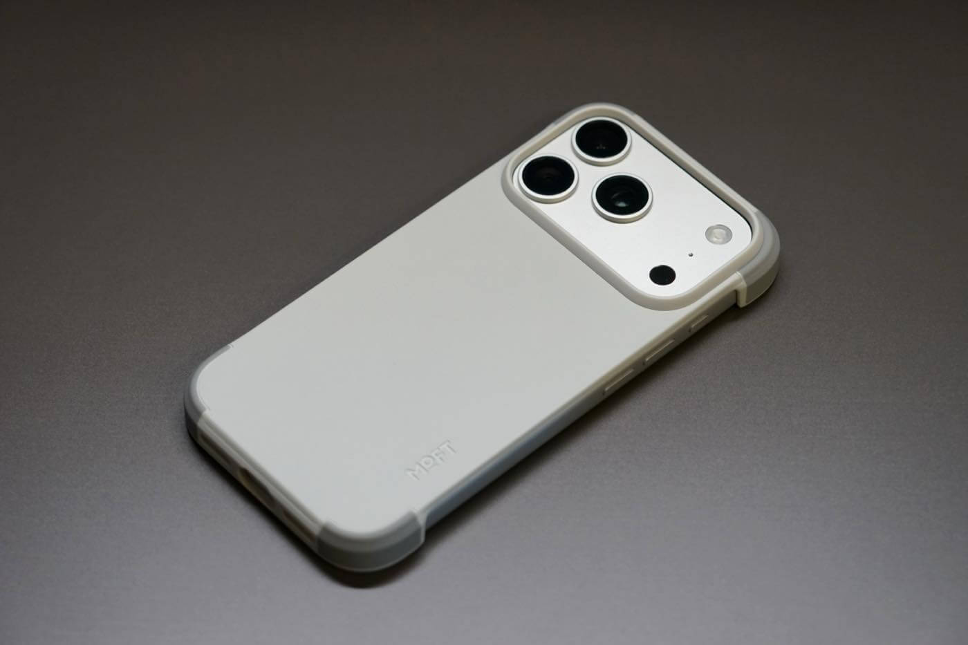 『MOFT MagSafe対応バイカラーケース』レビュー|側面を覆わないオープンデザインが特徴の「iPhone 17 Pro」用ケース