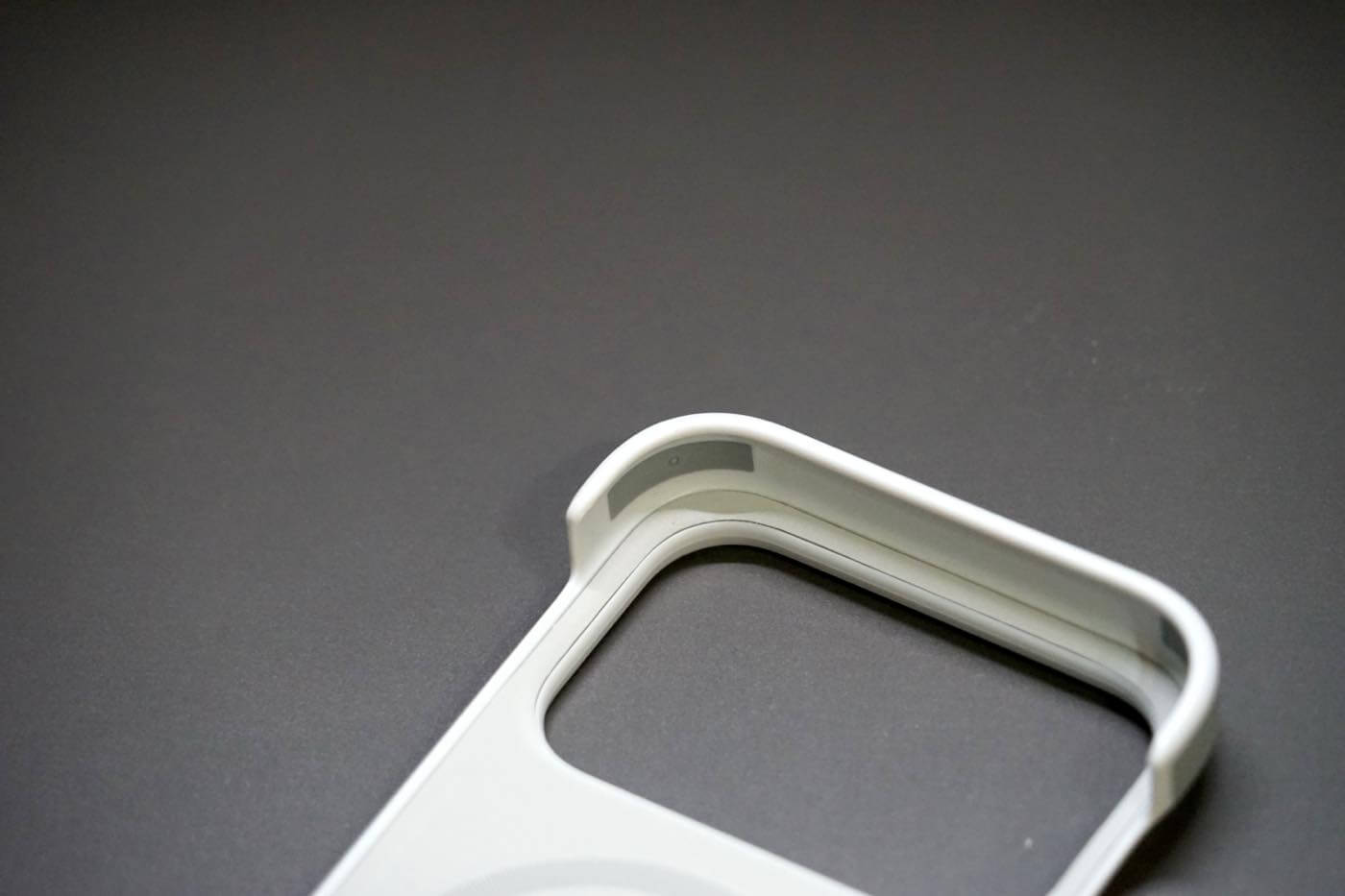 『MOFT MagSafe対応バイカラーケース』レビュー|側面を覆わないオープンデザインが特徴の「iPhone 17 Pro」用ケース