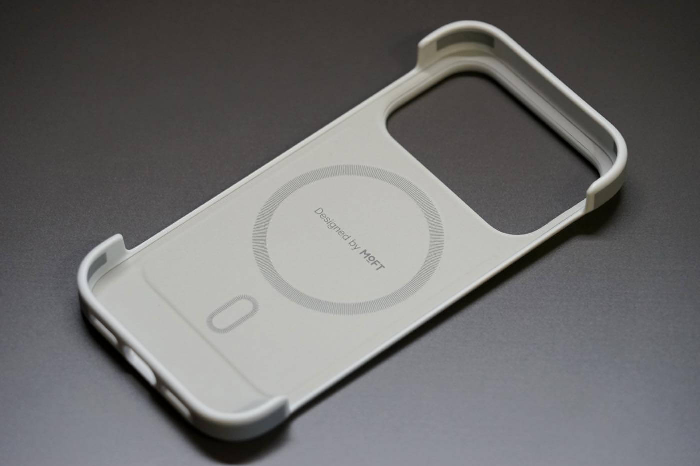 『MOFT MagSafe対応バイカラーケース』レビュー|側面を覆わないオープンデザインが特徴の「iPhone 17 Pro」用ケース