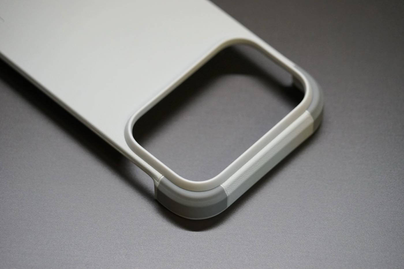 『MOFT MagSafe対応バイカラーケース』レビュー|側面を覆わないオープンデザインが特徴の「iPhone 17 Pro」用ケース