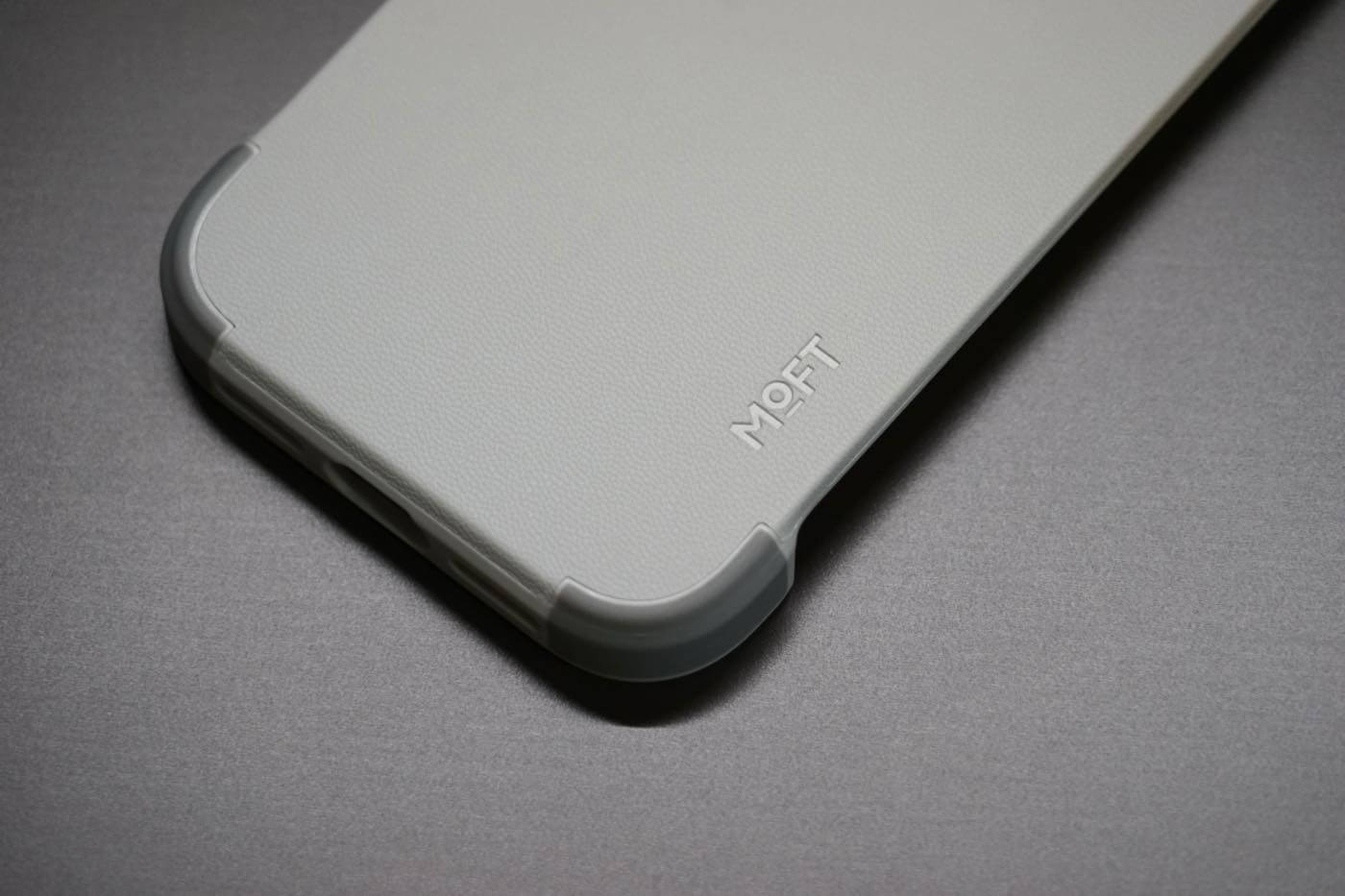 『MOFT MagSafe対応バイカラーケース』レビュー|側面を覆わないオープンデザインが特徴の「iPhone 17 Pro」用ケース