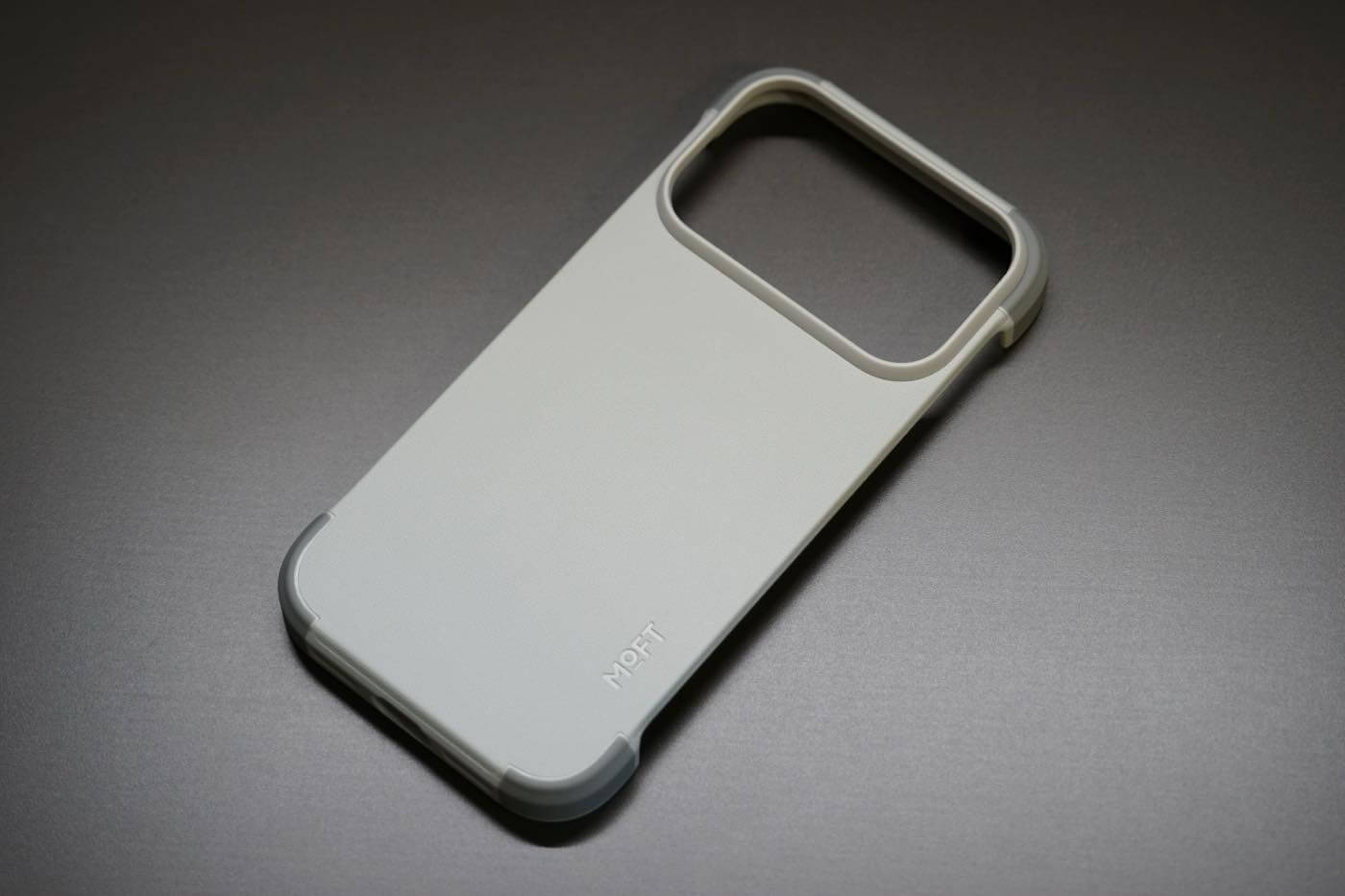 『MOFT MagSafe対応バイカラーケース』レビュー|側面を覆わないオープンデザインが特徴の「iPhone 17 Pro」用ケース