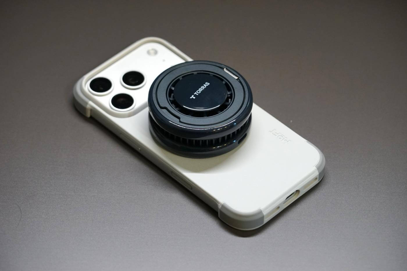 『MOFT MagSafe対応バイカラーケース』レビュー|側面を覆わないオープンデザインが特徴の「iPhone 17 Pro」用ケース