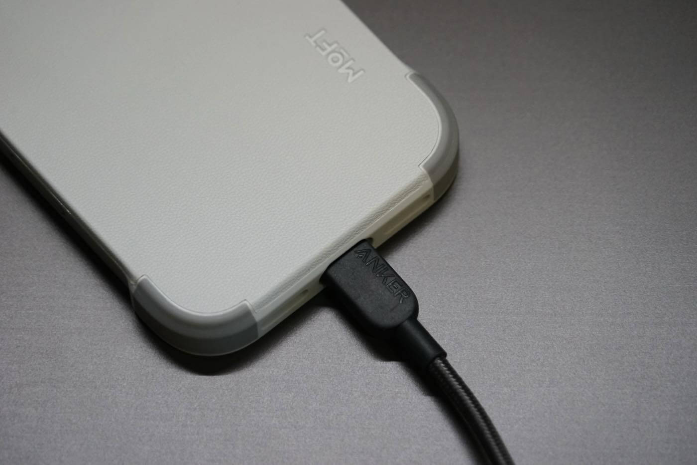 『MOFT MagSafe対応バイカラーケース』レビュー|側面を覆わないオープンデザインが特徴の「iPhone 17 Pro」用ケース