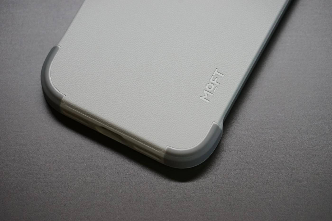 『MOFT MagSafe対応バイカラーケース』レビュー|側面を覆わないオープンデザインが特徴の「iPhone 17 Pro」用ケース