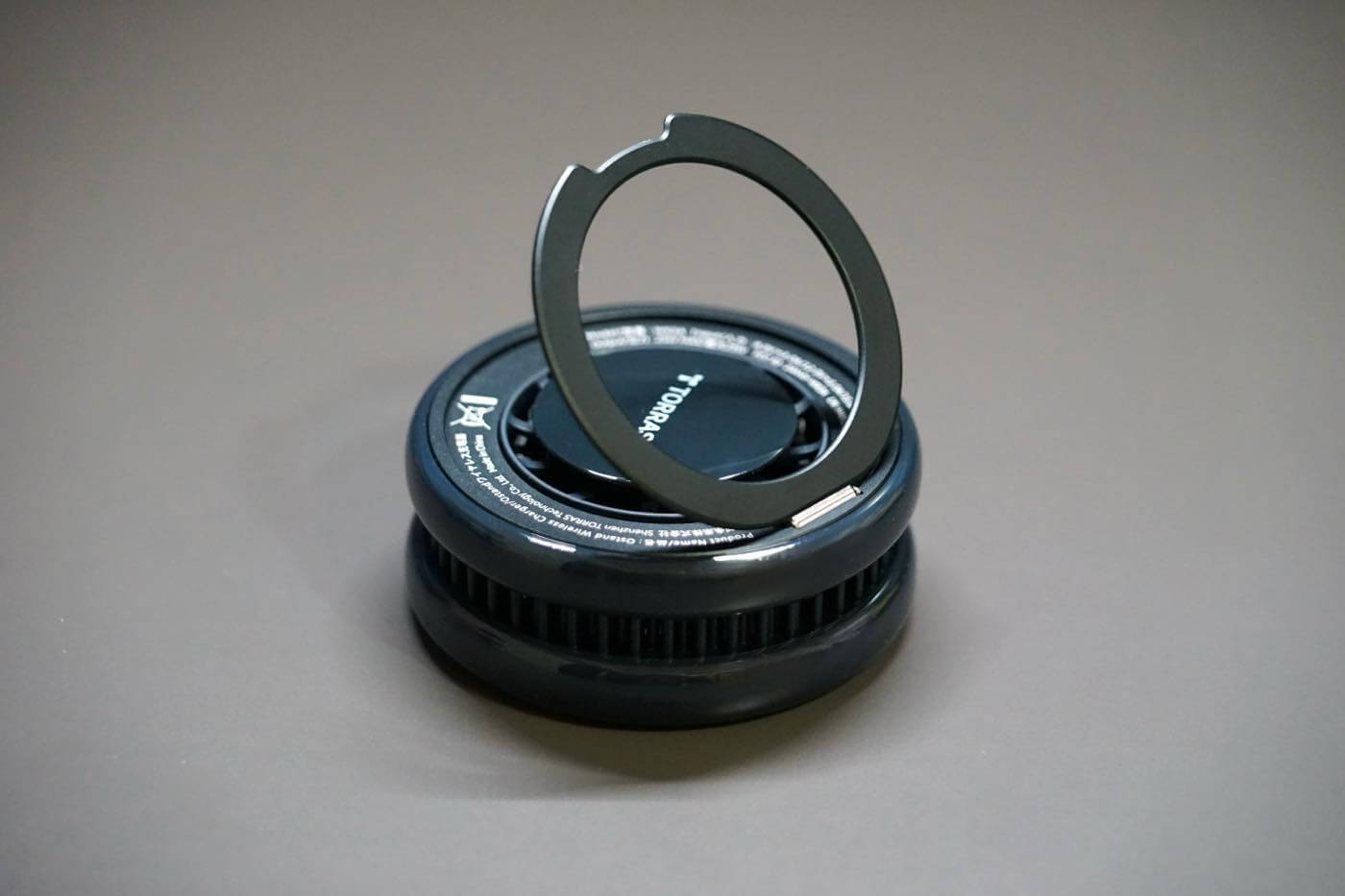 「TORRAS Ostand PolarCircle Qi2 25W」 レビュー|冷却ファン・ペルチェ素子・360度スタンドを搭載したワイヤレス充電器