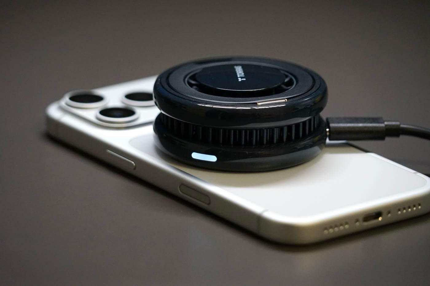 「TORRAS Ostand PolarCircle Qi2 25W」 レビュー|冷却ファン・ペルチェ素子・360度スタンドを搭載したワイヤレス充電器