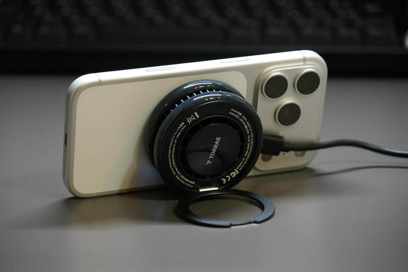 「TORRAS Ostand PolarCircle Qi2 25W」 レビュー|冷却ファン・ペルチェ素子・360度スタンドを搭載したワイヤレス充電器