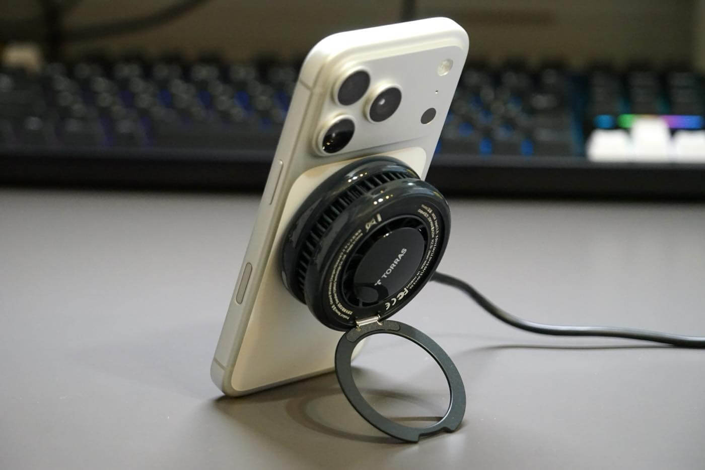 「TORRAS Ostand PolarCircle Qi2 25W」 レビュー|冷却ファン・ペルチェ素子・360度スタンドを搭載したワイヤレス充電器