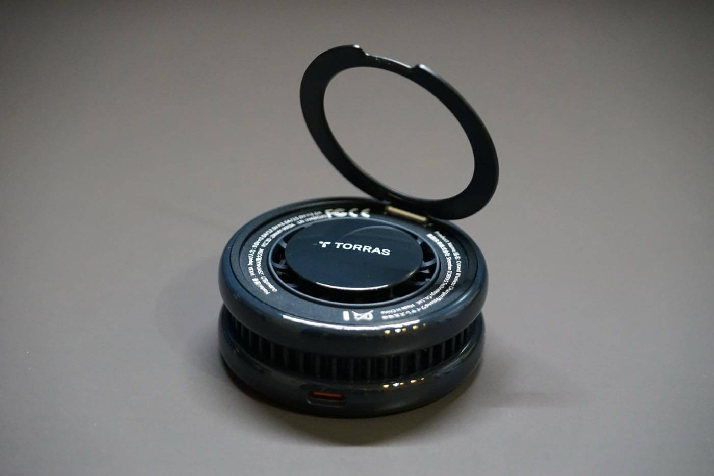 「TORRAS Ostand PolarCircle Qi2 25W」 レビュー|冷却ファン・ペルチェ素子・360度スタンドを搭載したワイヤレス充電器