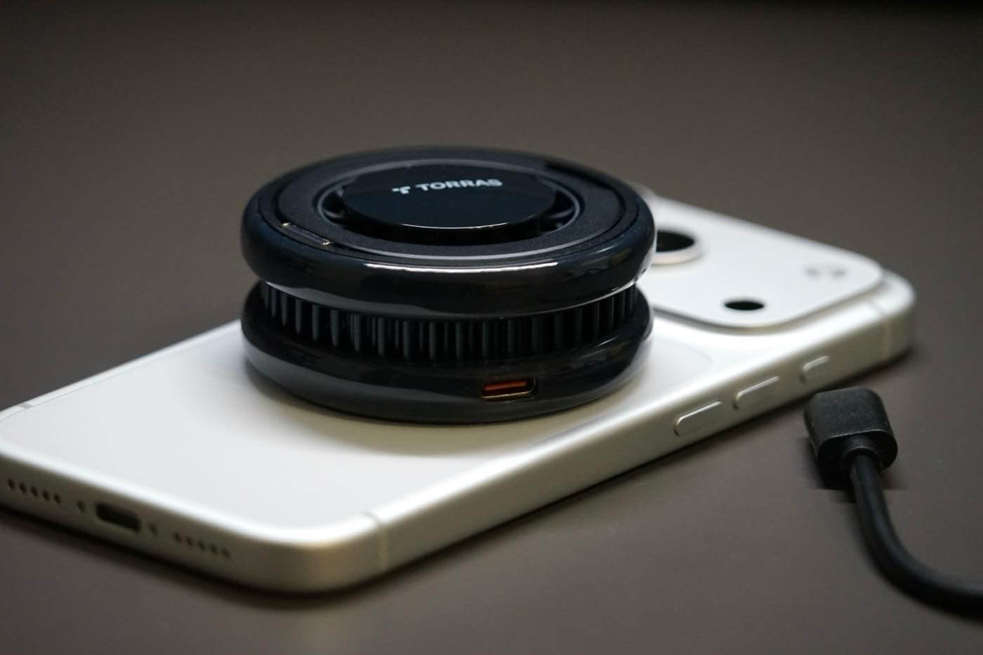 「TORRAS Ostand PolarCircle Qi2 25W」 レビュー|冷却ファン・ペルチェ素子・360度スタンドを搭載したワイヤレス充電器