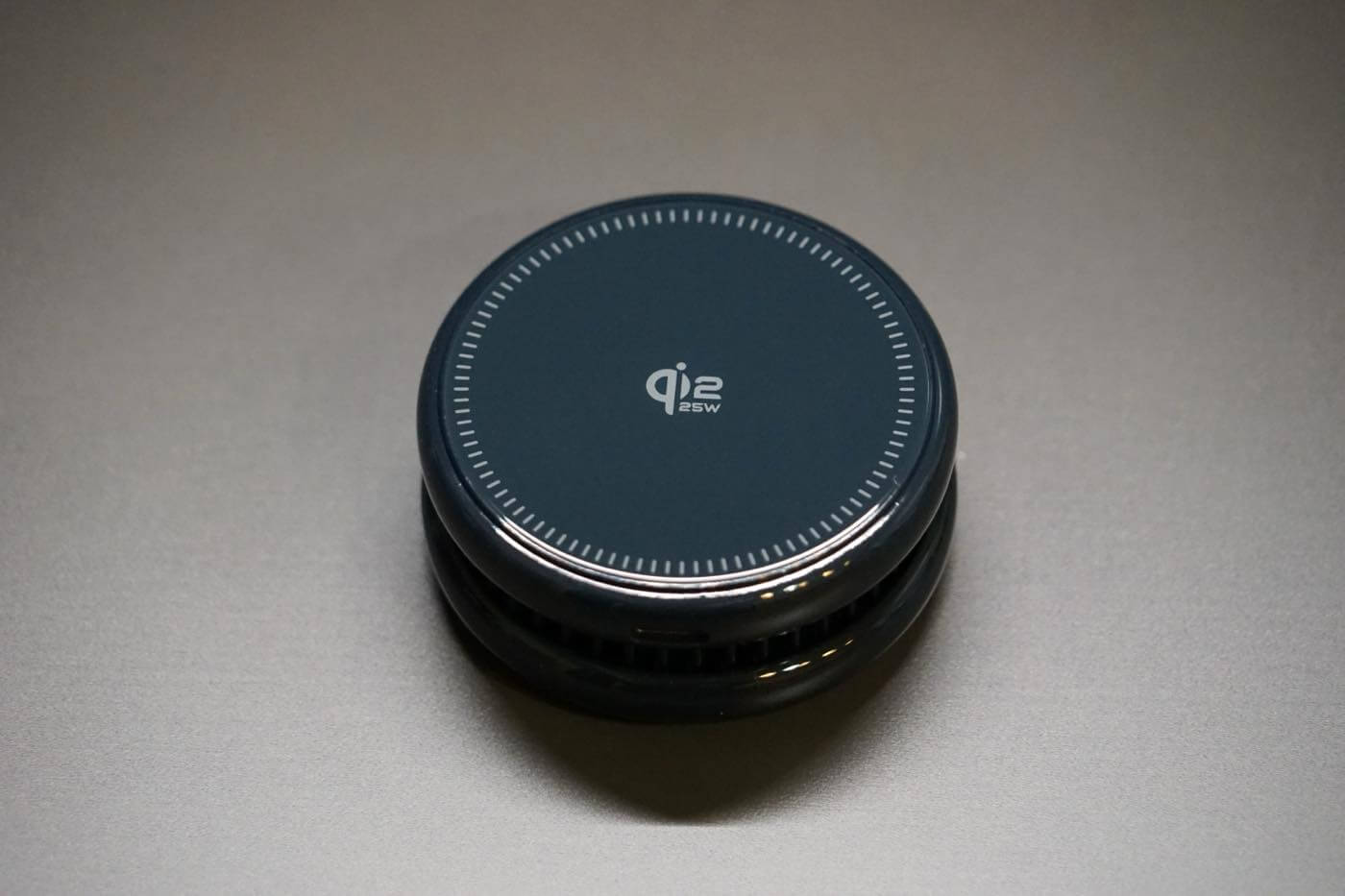 「TORRAS Ostand PolarCircle Qi2 25W」 レビュー|冷却ファン・ペルチェ素子・360度スタンドを搭載したワイヤレス充電器