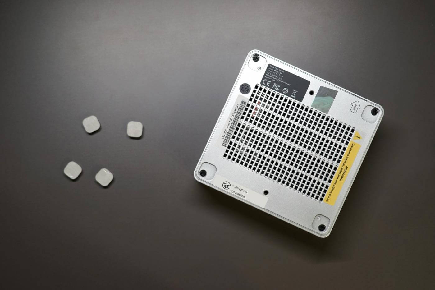 『Minisforum X1 Lite』レビュー｜小型軽量ボディにAMD Ryzen 7 255を搭載したミッドレンジモデル