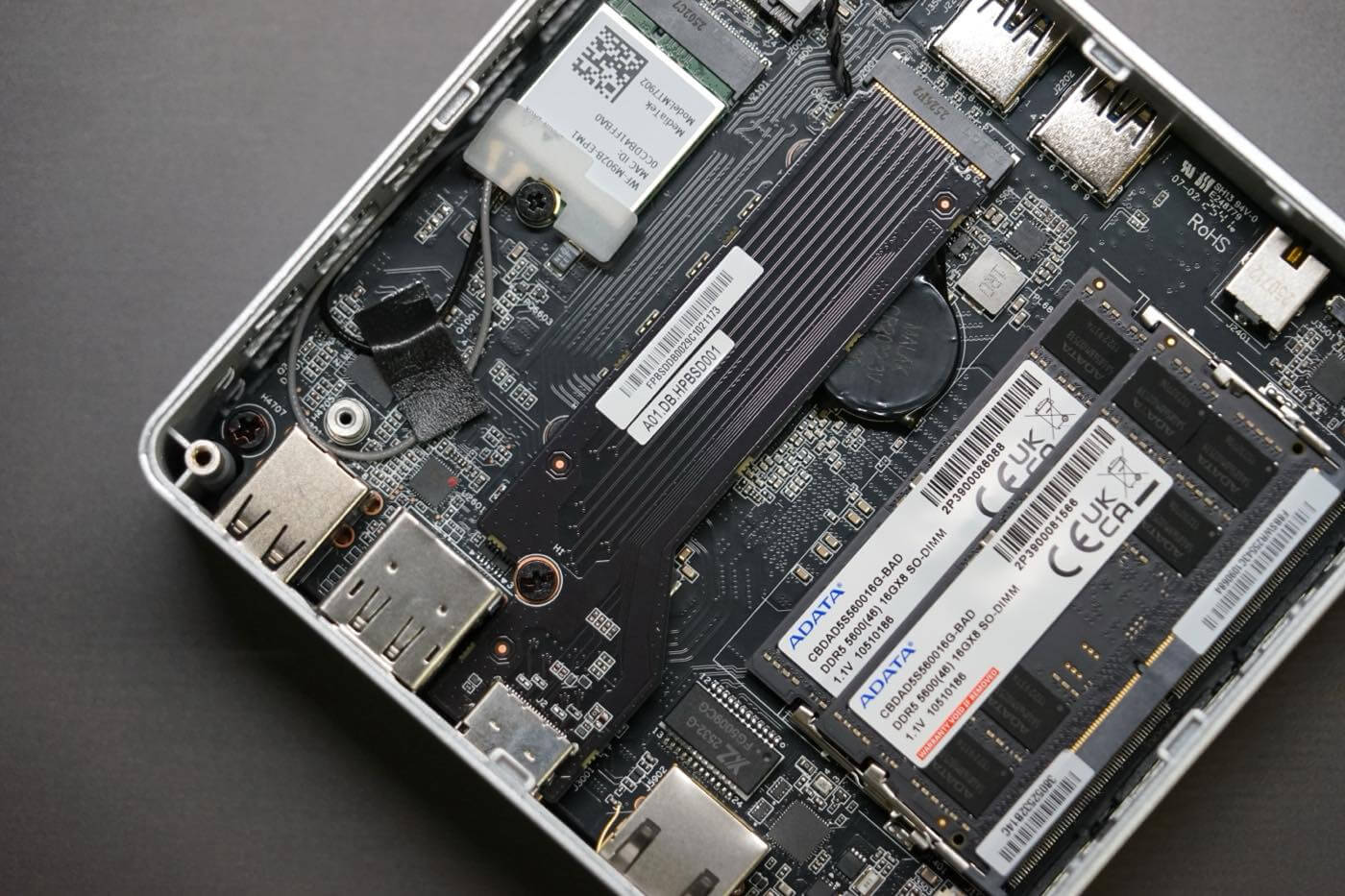 『Minisforum X1 Lite』レビュー｜小型軽量ボディにAMD Ryzen 7 255を搭載したミッドレンジモデル