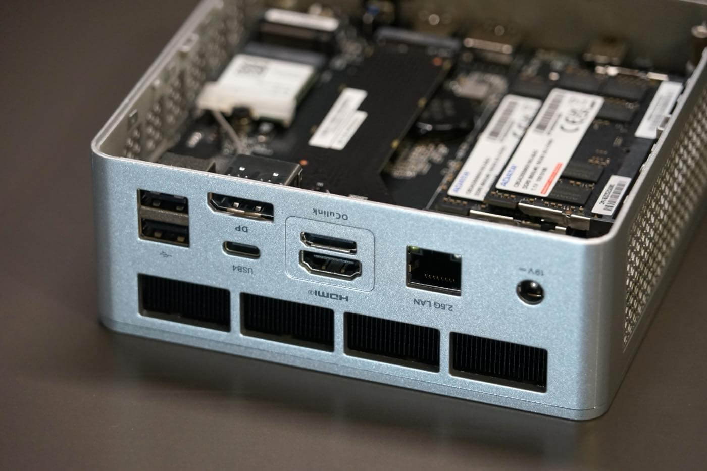 『Minisforum X1 Lite』レビュー｜小型軽量ボディにAMD Ryzen 7 255を搭載したミッドレンジモデル