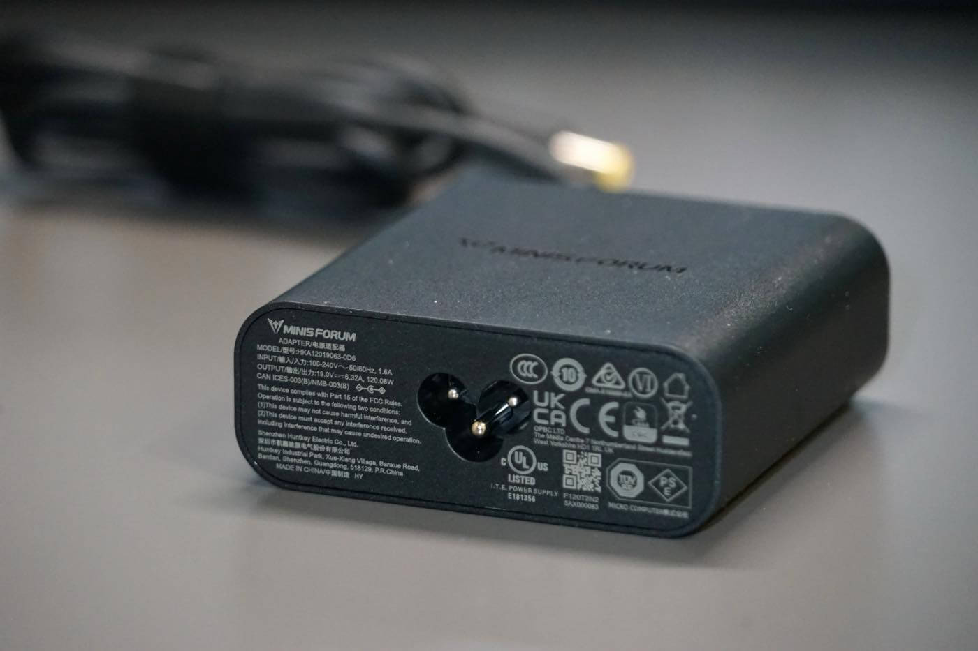 『Minisforum X1 Lite』レビュー｜小型軽量ボディにAMD Ryzen 7 255を搭載したミッドレンジモデル