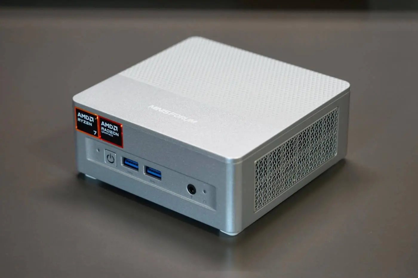 Minisforum X1 Lite』レビュー｜小型軽量ボディにAMD Ryzen 7 255を