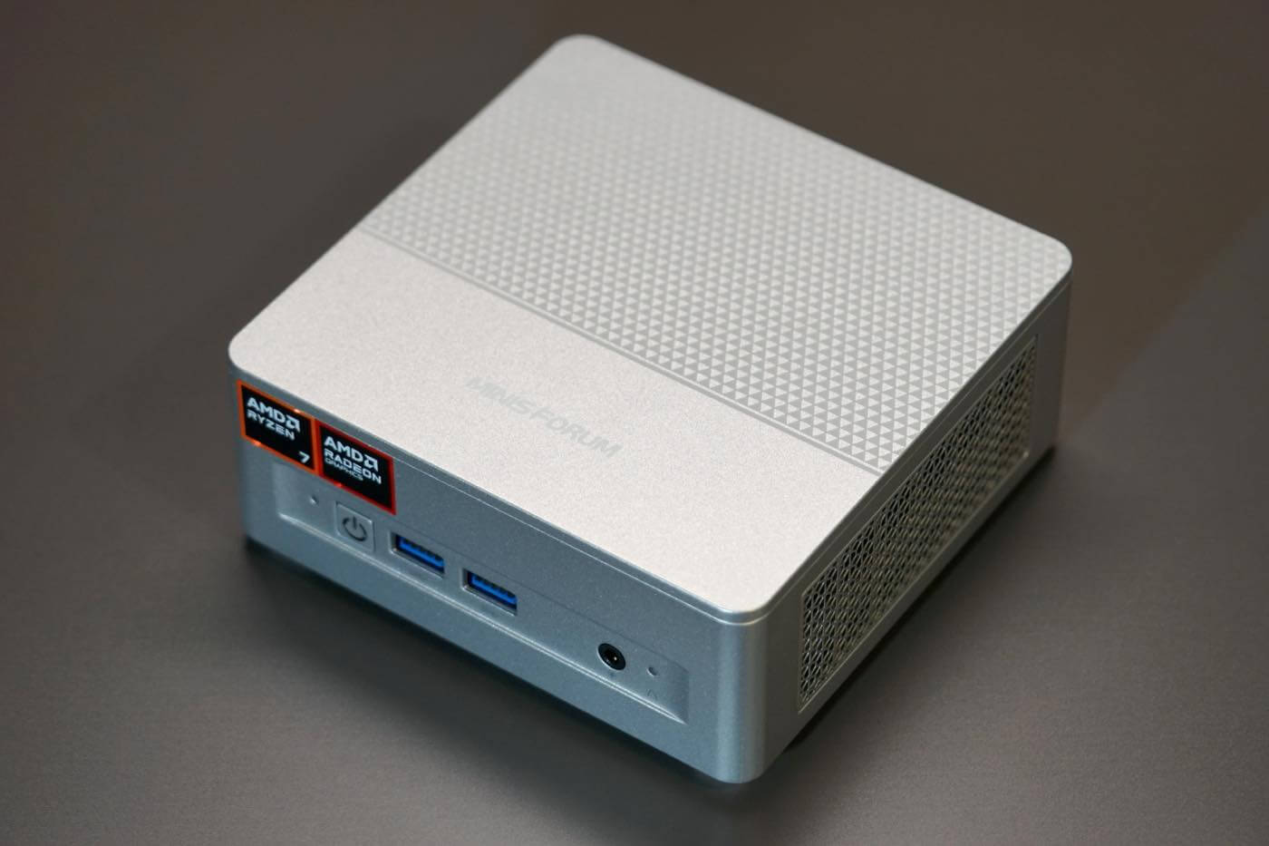 『Minisforum X1 Lite』レビュー｜小型軽量ボディにAMD Ryzen 7 255を搭載したミッドレンジモデル