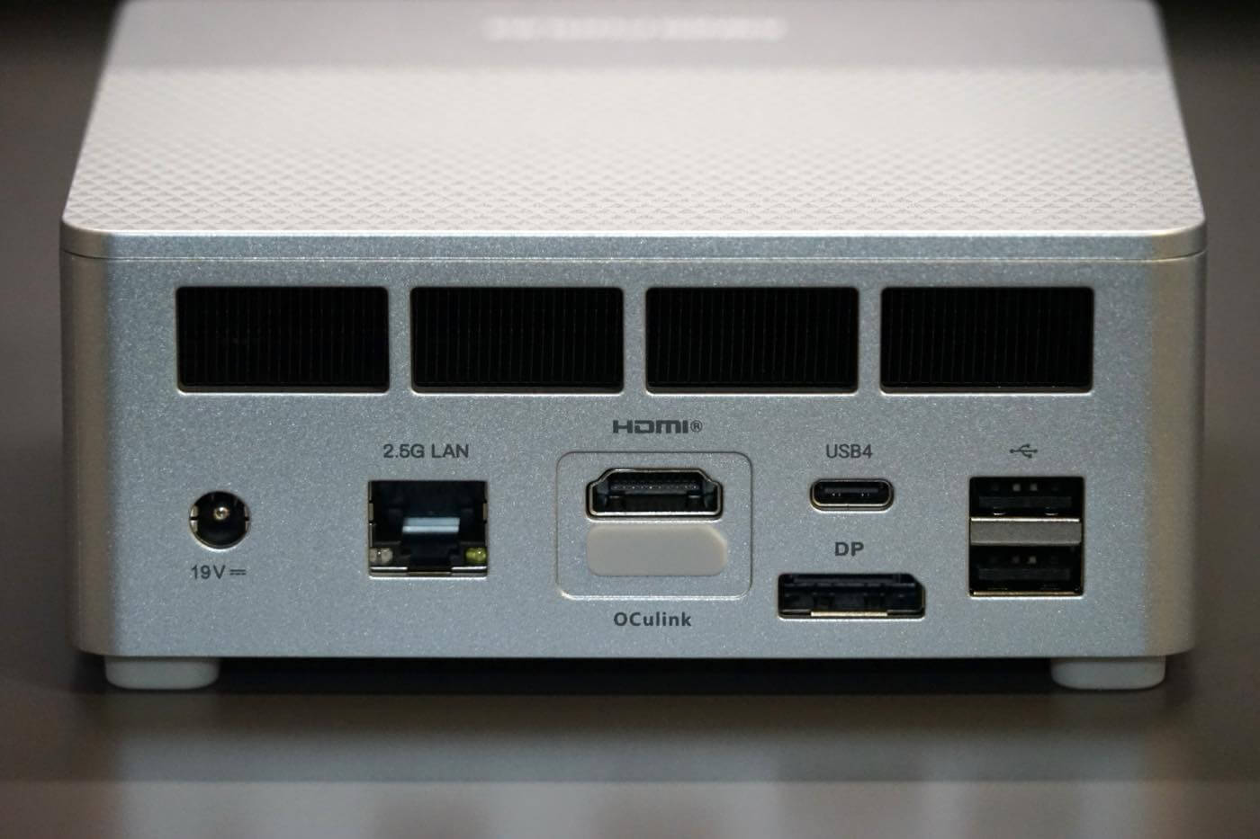 『Minisforum X1 Lite』レビュー｜小型軽量ボディにAMD Ryzen 7 255を搭載したミッドレンジモデル