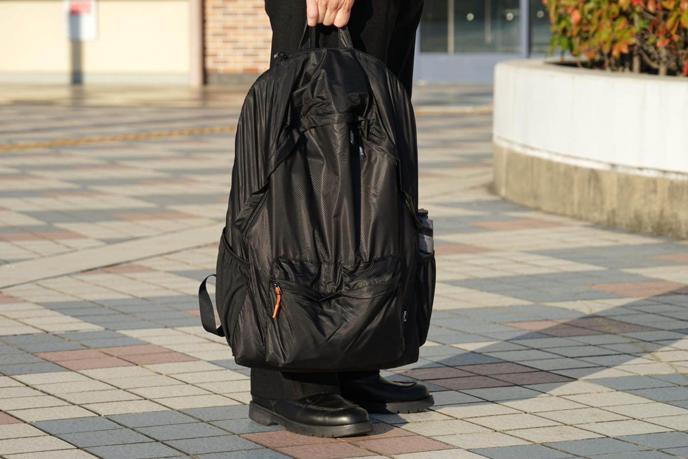 【レビュー】極薄 & 高強度ナイロン素材採用で超軽量の大容量デイパック｢MinZ DAYPACK Air｣｜MacBook/iPad収納用の保護スリーブも搭載