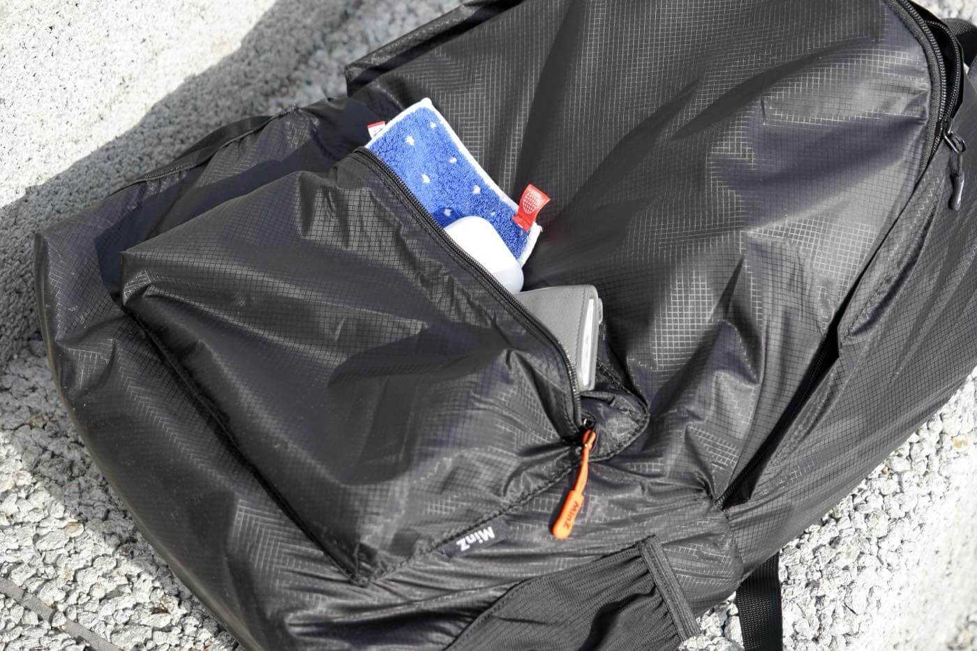 【レビュー】極薄 & 高強度ナイロン素材採用で超軽量の大容量デイパック｢MinZ DAYPACK Air｣｜MacBook/iPad収納用の保護スリーブも搭載
