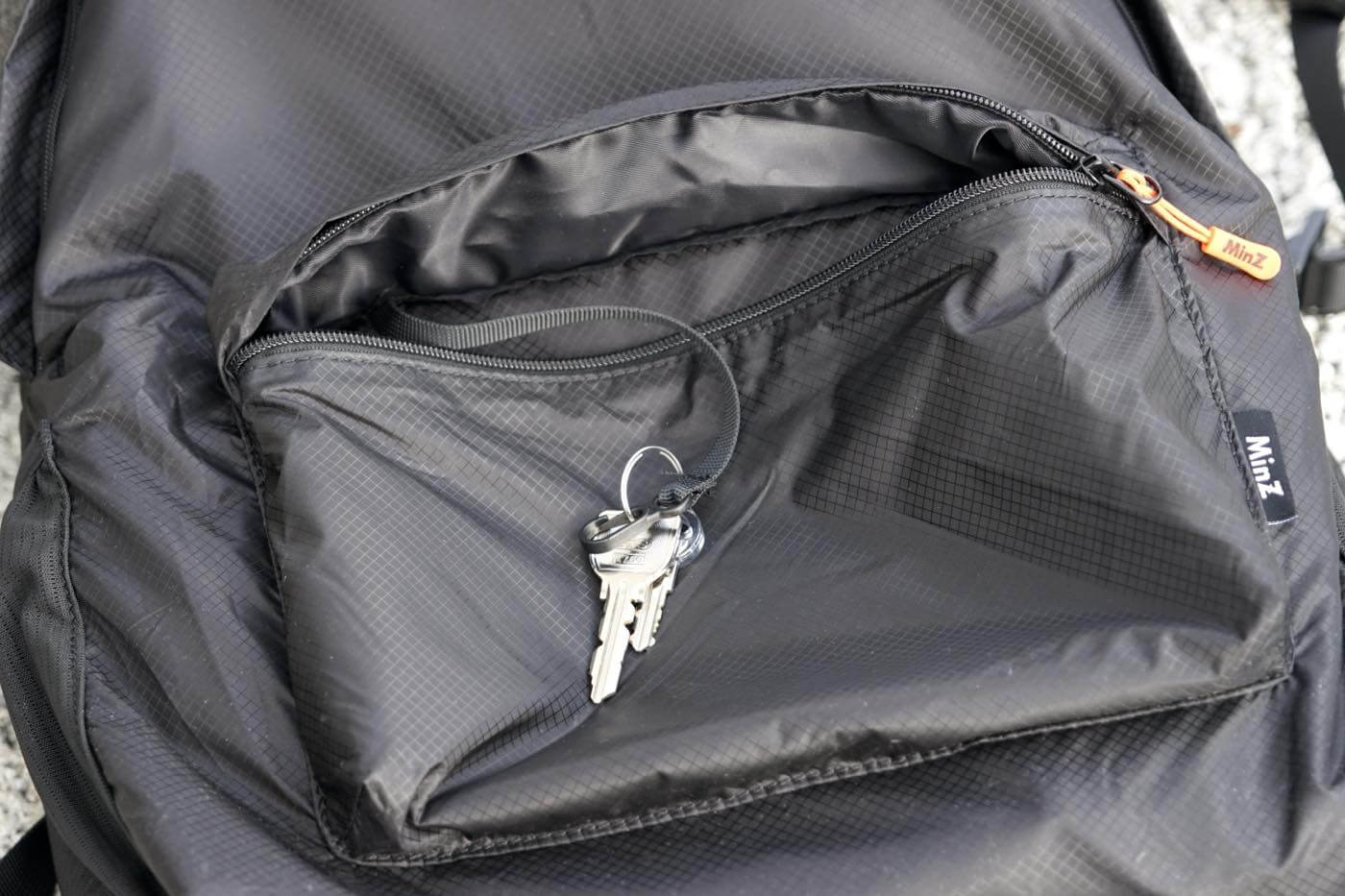 【レビュー】極薄 & 高強度ナイロン素材採用で超軽量の大容量デイパック｢MinZ DAYPACK Air｣｜MacBook/iPad収納用の保護スリーブも搭載