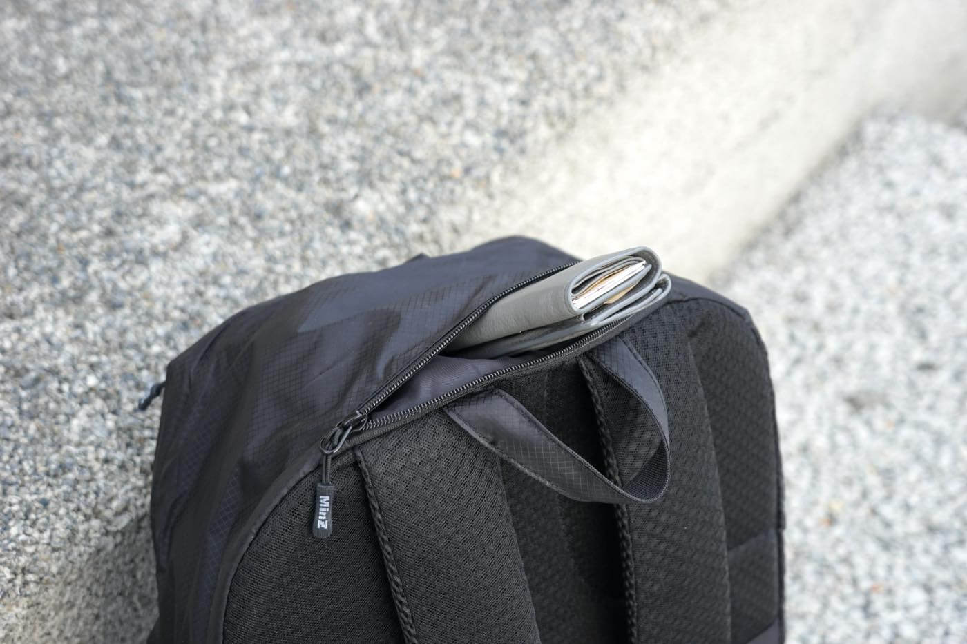 【レビュー】極薄 & 高強度ナイロン素材採用で超軽量の大容量デイパック｢MinZ DAYPACK Air｣｜MacBook/iPad収納用の保護スリーブも搭載