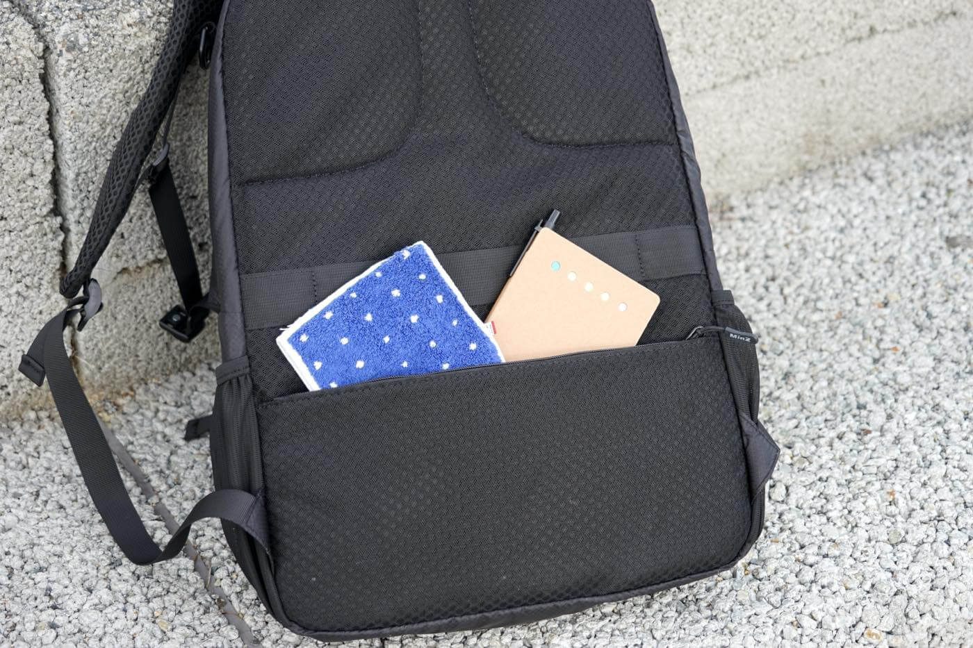 【レビュー】極薄 & 高強度ナイロン素材採用で超軽量の大容量デイパック｢MinZ DAYPACK Air｣｜MacBook/iPad収納用の保護スリーブも搭載