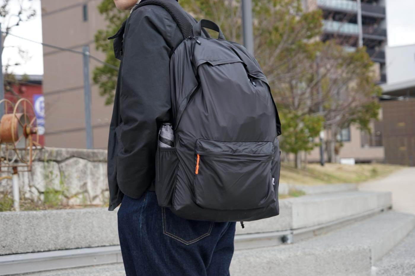 【レビュー】極薄 & 高強度ナイロン素材採用で超軽量の大容量デイパック｢MinZ DAYPACK Air｣｜MacBook/iPad収納用の保護スリーブも搭載
