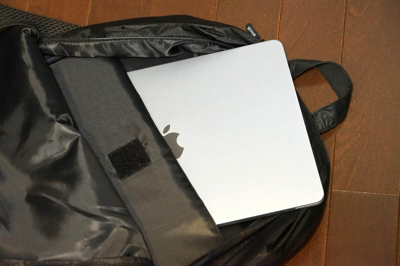 【レビュー】極薄 & 高強度ナイロン素材採用で超軽量の大容量デイパック｢MinZ DAYPACK Air｣｜MacBook/iPad収納用の保護スリーブも搭載
