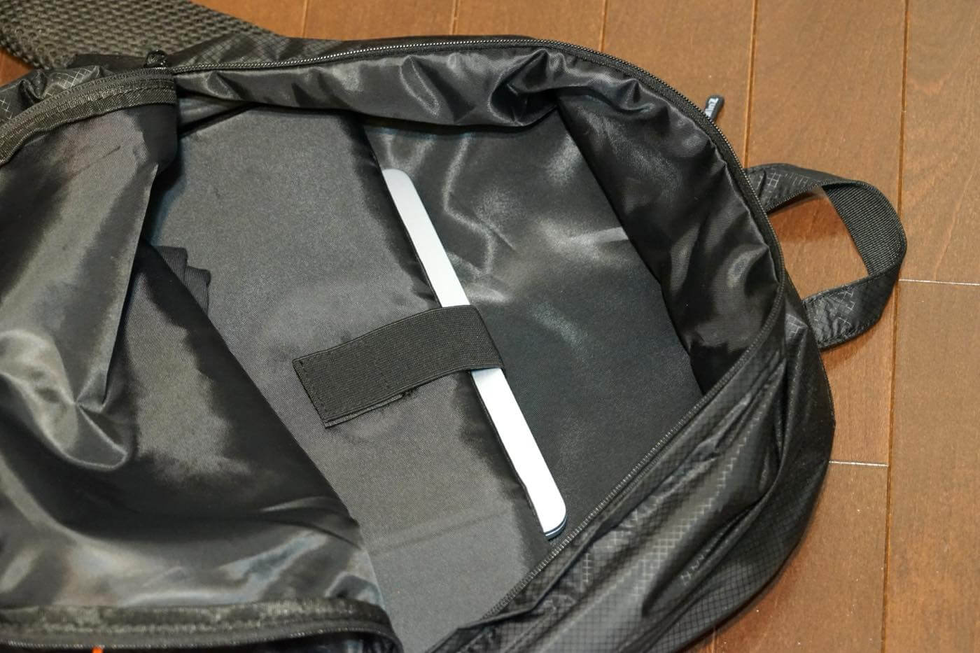【レビュー】極薄 & 高強度ナイロン素材採用で超軽量の大容量デイパック｢MinZ DAYPACK Air｣｜MacBook/iPad収納用の保護スリーブも搭載