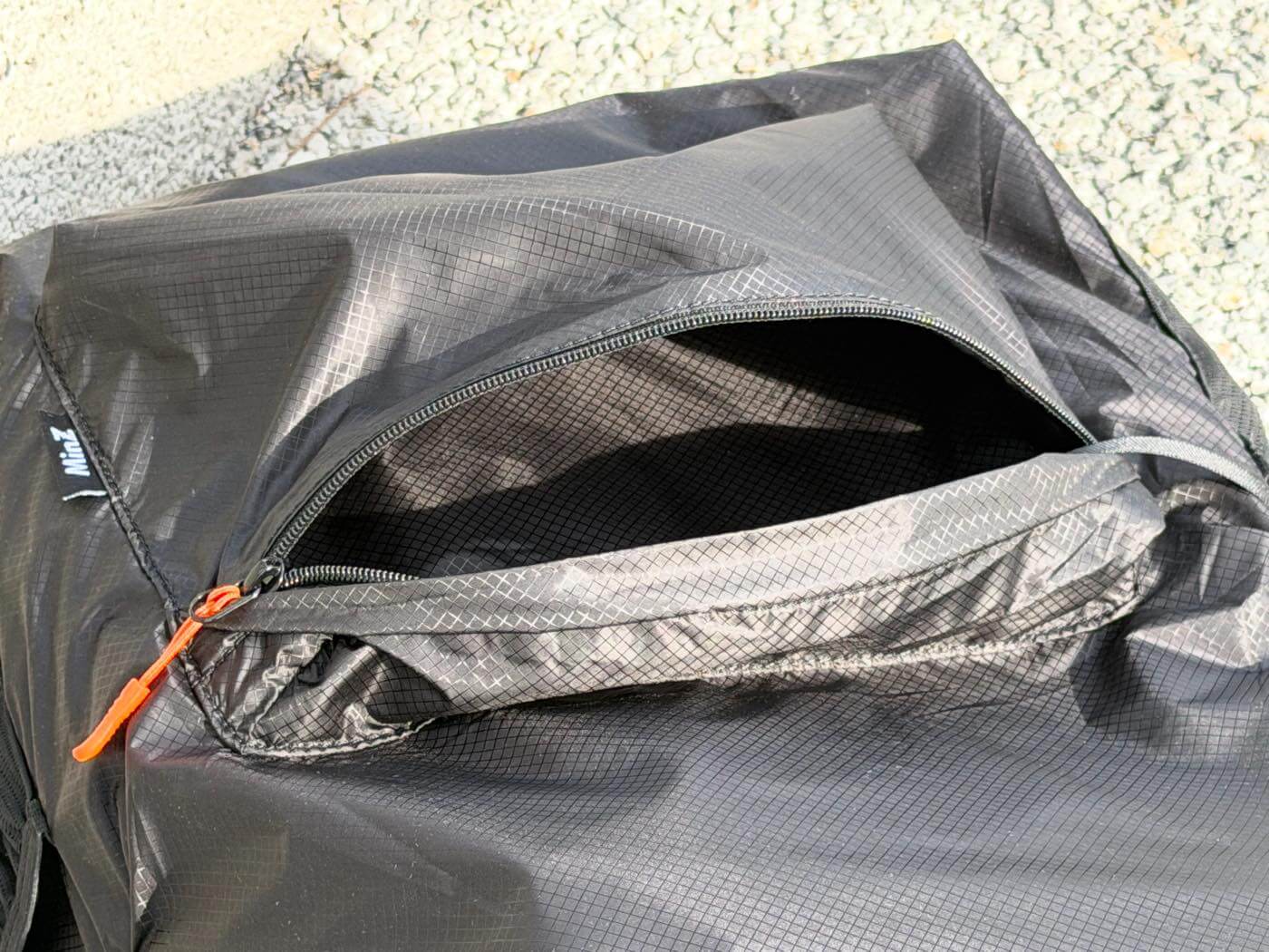 【レビュー】極薄 & 高強度ナイロン素材採用で超軽量の大容量デイパック｢MinZ DAYPACK Air｣｜MacBook/iPad収納用の保護スリーブも搭載