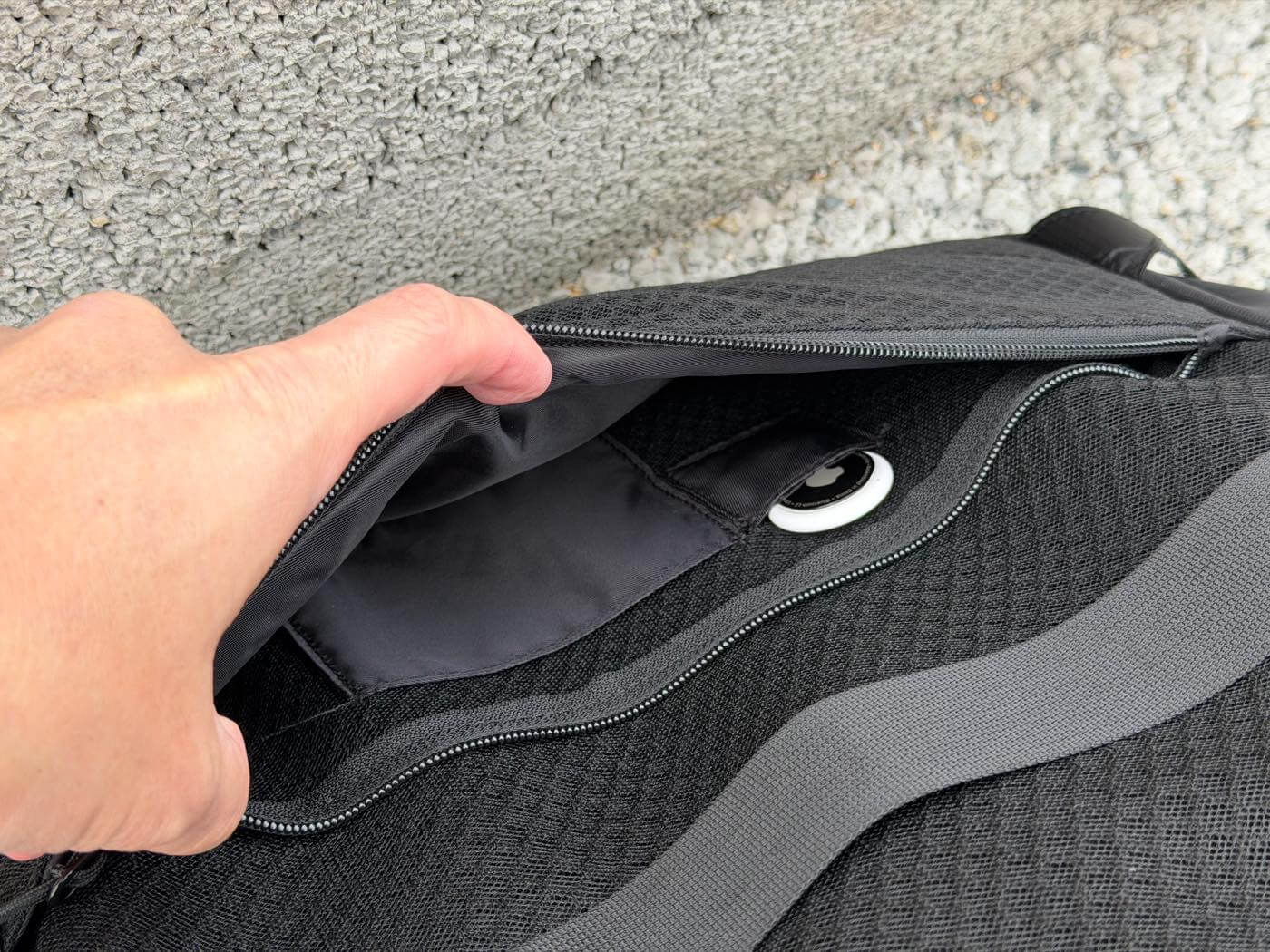 【レビュー】極薄 & 高強度ナイロン素材採用で超軽量の大容量デイパック｢MinZ DAYPACK Air｣｜MacBook/iPad収納用の保護スリーブも搭載