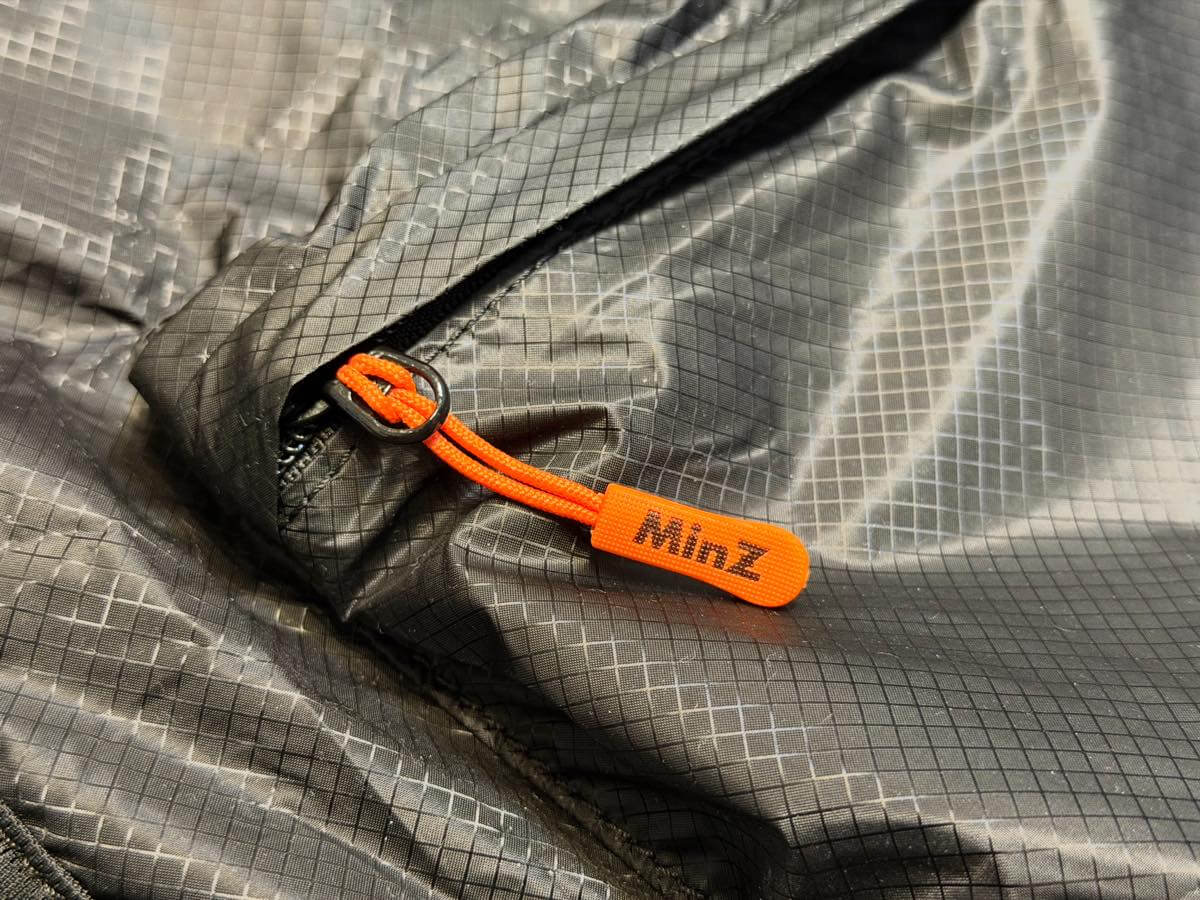 【レビュー】極薄 & 高強度ナイロン素材採用で超軽量の大容量デイパック｢MinZ DAYPACK Air｣｜MacBook/iPad収納用の保護スリーブも搭載