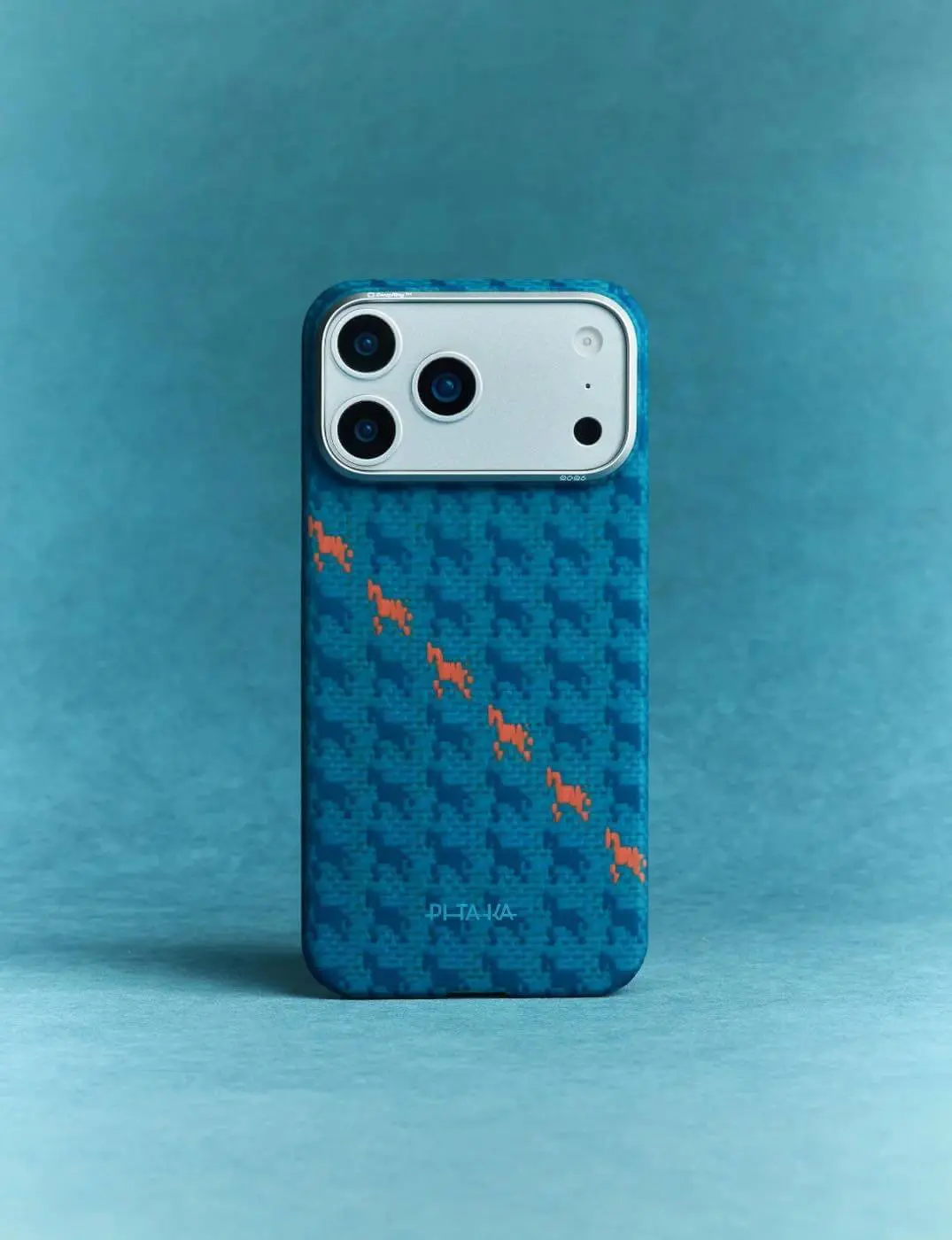 PITAKA、馬年の限定デザインのアラミド繊維ケース「PITAKA Edge Case