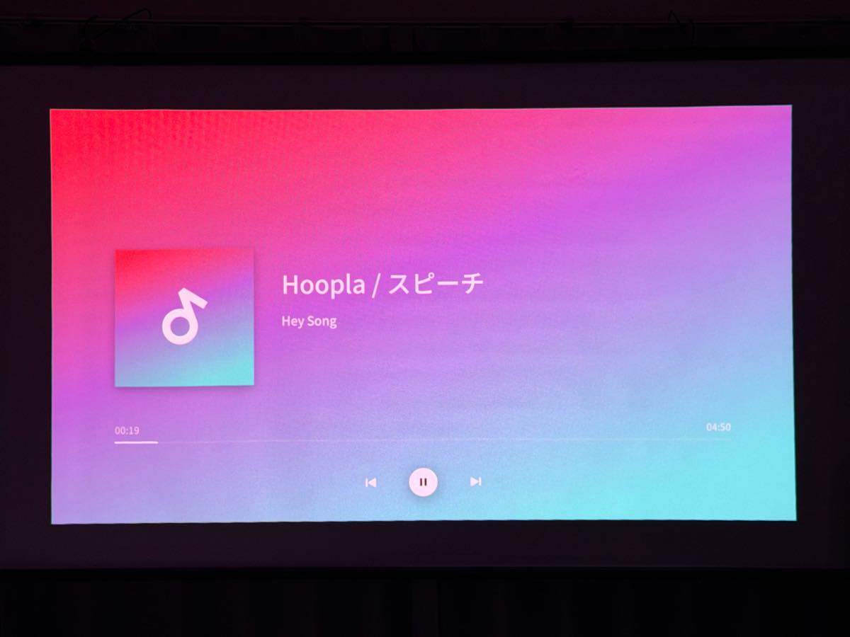 【レビュー】「Aladdin Poca Laser」|3色レーザー搭載で高画質&動画視聴だけじゃない豊富なコンテンツも特徴のモバイルプロジェクター