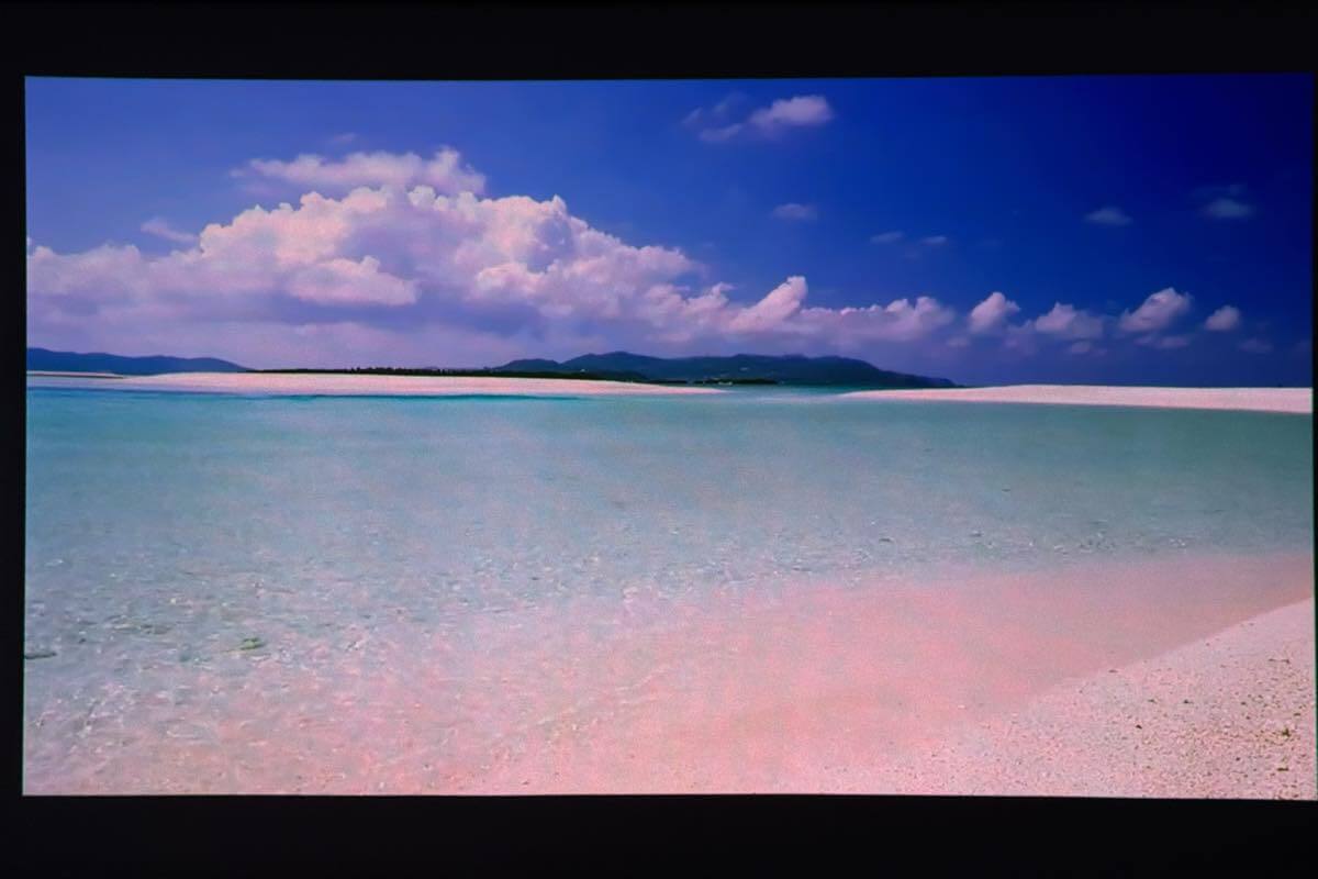 【レビュー】「Aladdin Poca Laser」|3色レーザー搭載で高画質&動画視聴だけじゃない豊富なコンテンツも特徴のモバイルプロジェクター