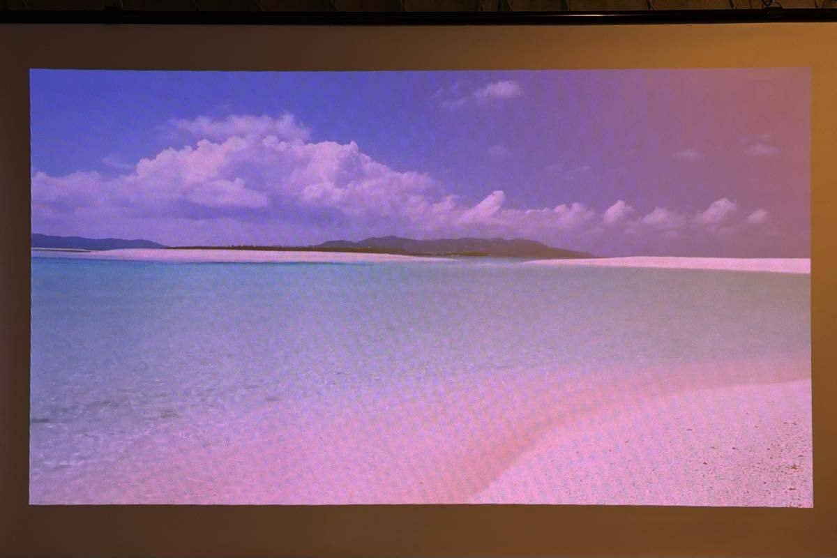 【レビュー】「Aladdin Poca Laser」|3色レーザー搭載で高画質&動画視聴だけじゃない豊富なコンテンツも特徴のモバイルプロジェクター