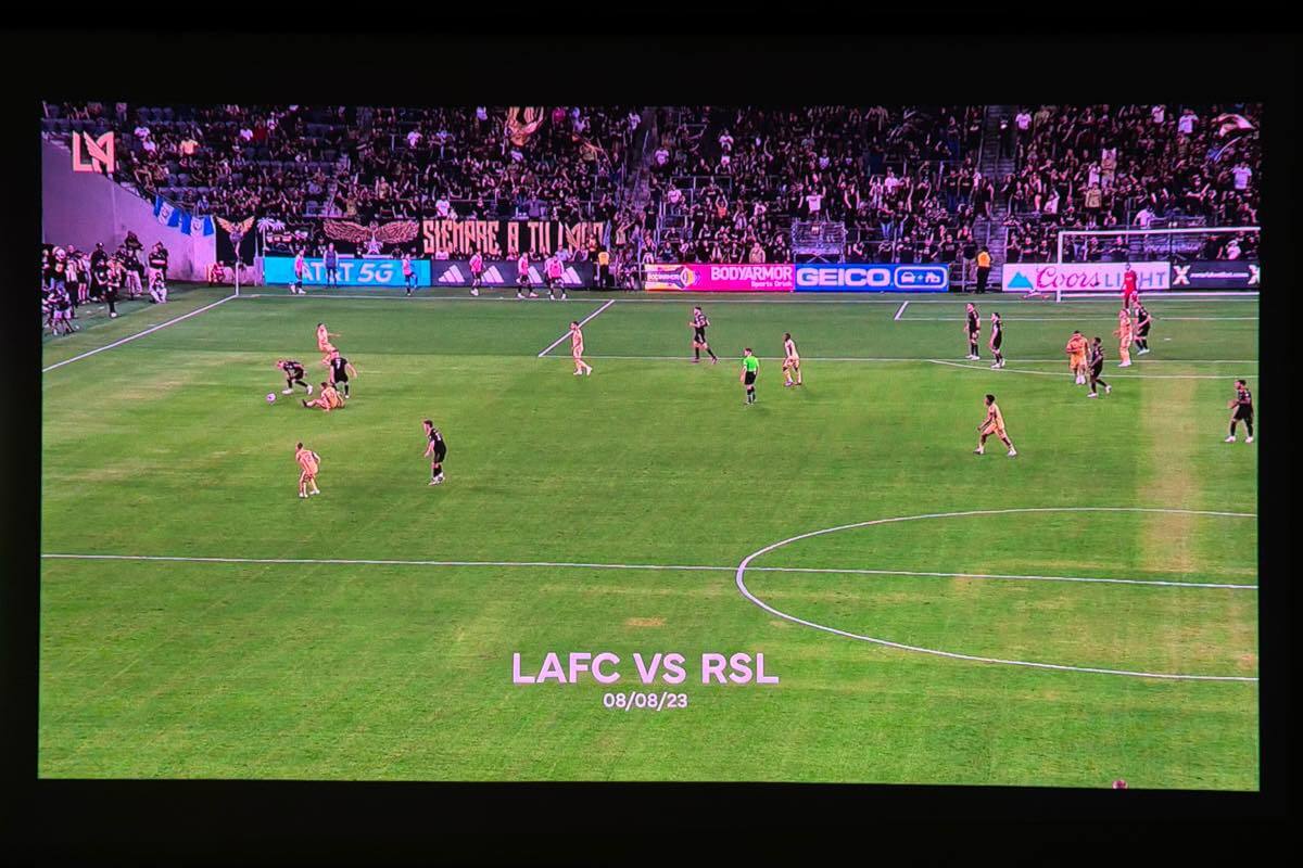 【レビュー】「Aladdin Poca Laser」|3色レーザー搭載で高画質&動画視聴だけじゃない豊富なコンテンツも特徴のモバイルプロジェクター