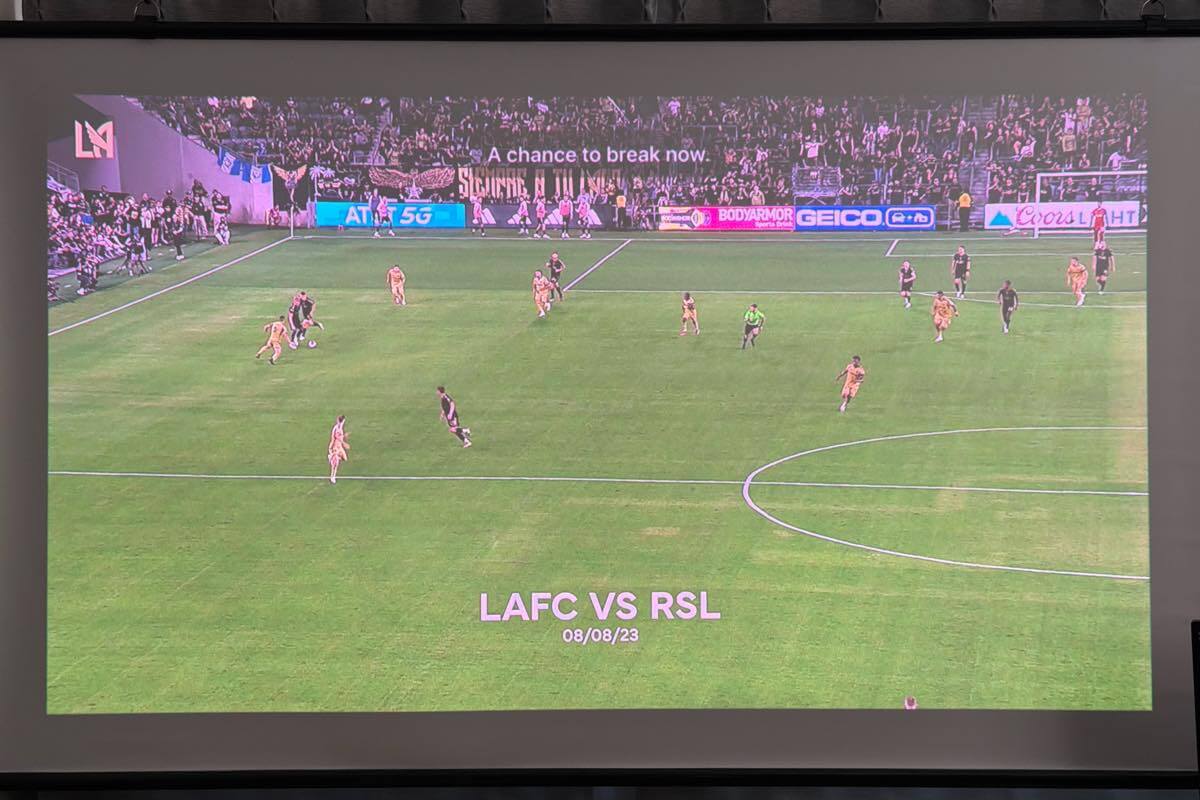 【レビュー】「Aladdin Poca Laser」|3色レーザー搭載で高画質&動画視聴だけじゃない豊富なコンテンツも特徴のモバイルプロジェクター