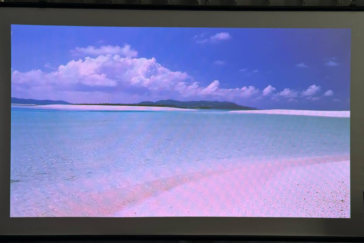 【レビュー】「Aladdin Poca Laser」|3色レーザー搭載で高画質&動画視聴だけじゃない豊富なコンテンツも特徴のモバイルプロジェクター