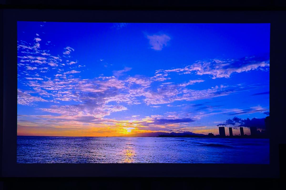 【レビュー】「Aladdin Poca Laser」|3色レーザー搭載で高画質&動画視聴だけじゃない豊富なコンテンツも特徴のモバイルプロジェクター