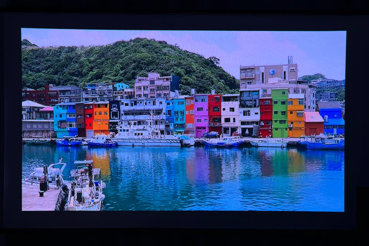 【レビュー】「Aladdin Poca Laser」|3色レーザー搭載で高画質&動画視聴だけじゃない豊富なコンテンツも特徴のモバイルプロジェクター